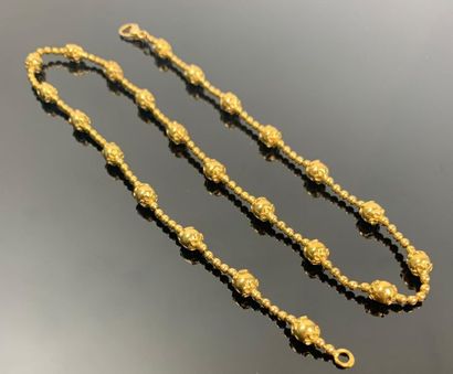 Collier en or alternant petites perles et...