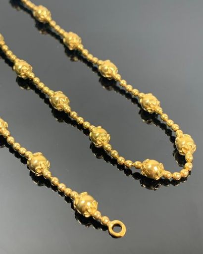 Collier en or alternant petites perles et...