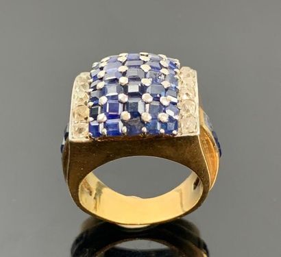 Bague tank en or jaune et platine, ornée...