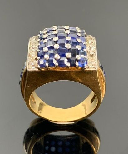 Bague tank en or jaune et platine, ornée...