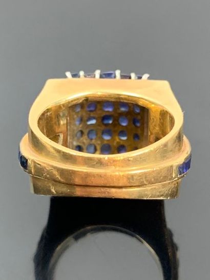 Bague tank en or jaune et platine, ornée...