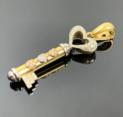 CHIMENTO, Italie.

Pendentif en or jaune...
