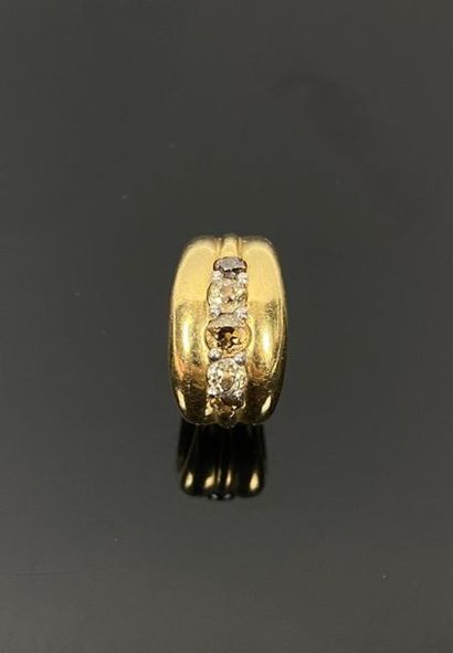 Bague en or jaune ornée de diamants anciens,...
