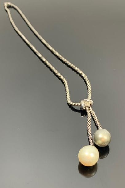 Collier négligé en or blanc, orné en pendant...