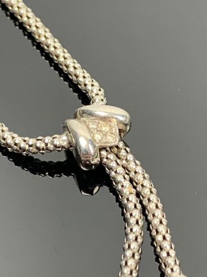 Collier négligé en or blanc, orné en pendant...