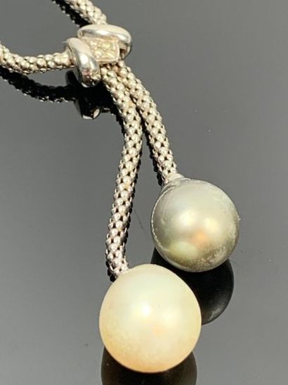 Collier négligé en or blanc, orné en pendant...