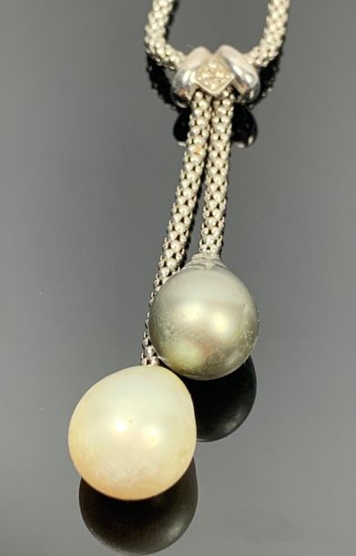 Collier négligé en or blanc, orné en pendant...