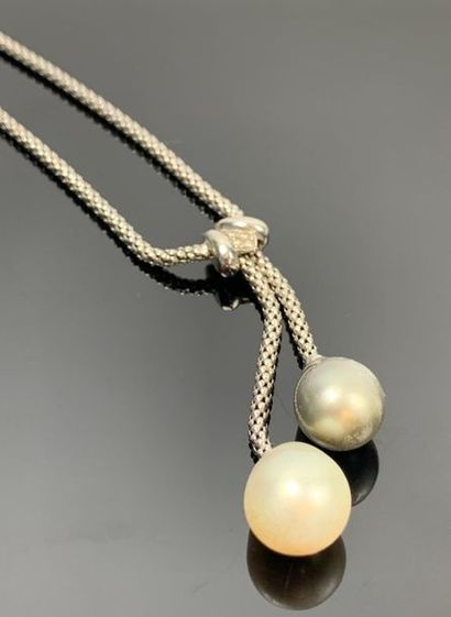 Collier négligé en or blanc, orné en pendant...