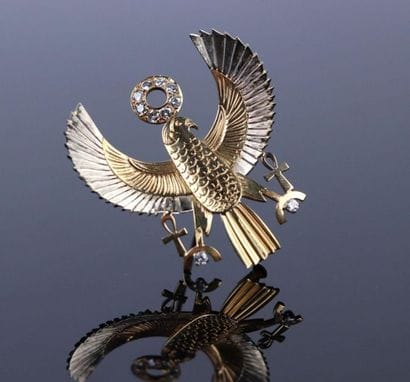 Broche deux ors figurant un aigle aux ailes...