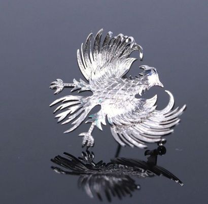 Broche en or gris figurant un aigle aux ailes...