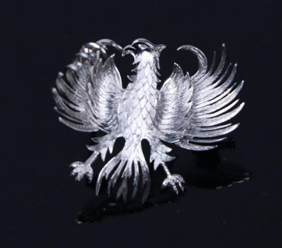 Broche en or gris figurant un aigle aux ailes...