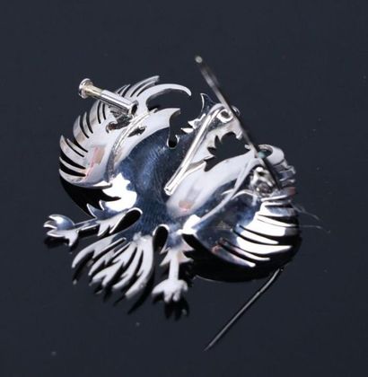 Broche en or gris figurant un aigle aux ailes...
