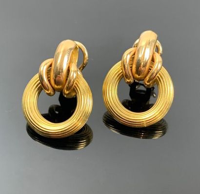 Paire de clips d'oreilles formées de cercles...