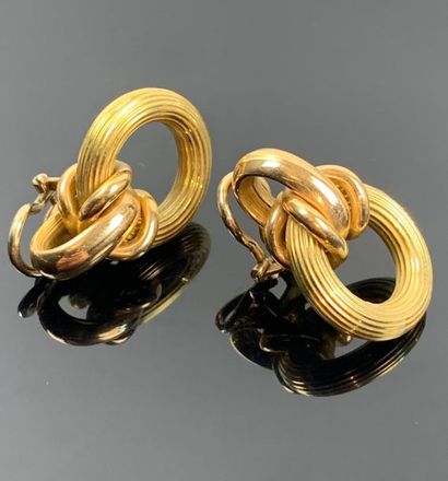 Paire de clips d'oreilles formées de cercles...