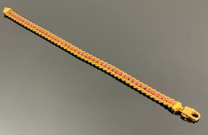 Bracelet en or jaune encadrant une ligne...