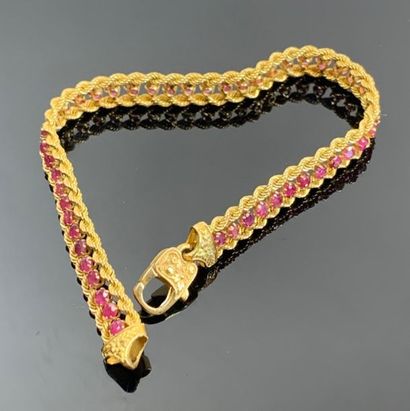 Bracelet en or jaune encadrant une ligne...