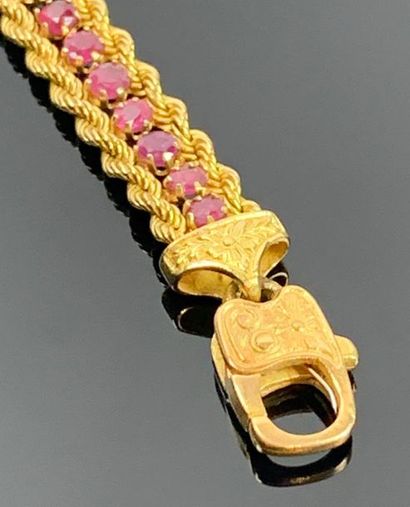 Bracelet en or jaune encadrant une ligne...
