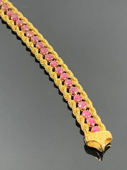Bracelet en or jaune encadrant une ligne...