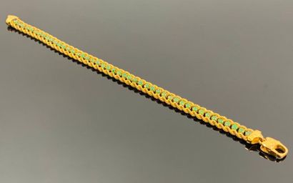 Bracelet en or jaune encadrant une ligne...