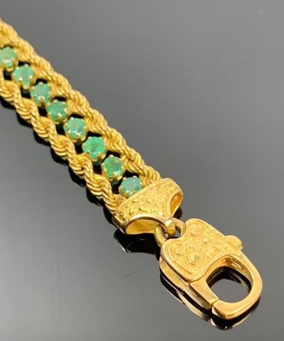 Bracelet en or jaune encadrant une ligne...