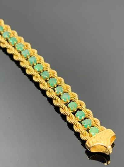 Bracelet en or jaune encadrant une ligne...