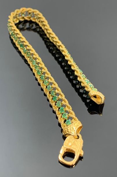 Bracelet en or jaune encadrant une ligne...