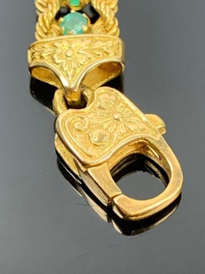 Bracelet en or jaune encadrant une ligne...