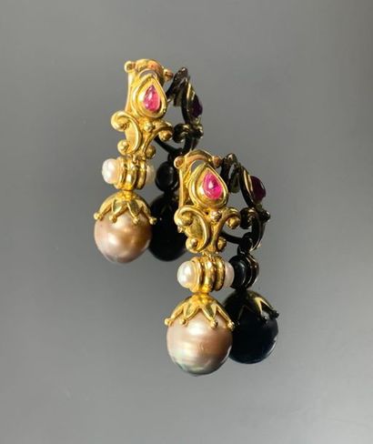 Paire de clips d'oreilles en or jaune, perles...