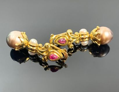 Paire de clips d'oreilles en or jaune, perles...