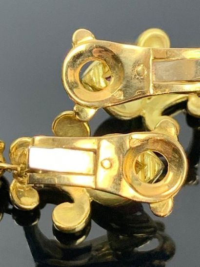 Paire de clips d'oreilles en or jaune, perles...