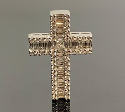 Croix en or blanc et diamants de taille brillant,...