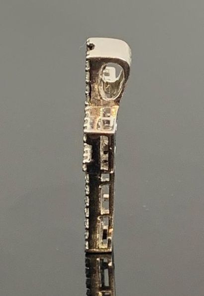 Croix en or blanc et diamants de taille brillant,...