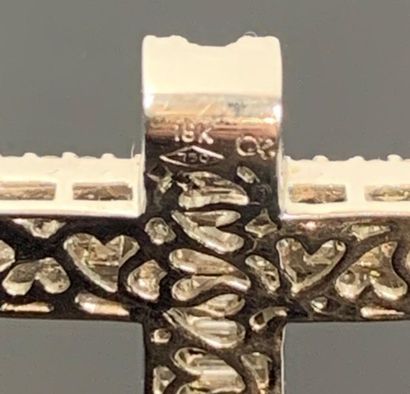 Croix en or blanc et diamants de taille brillant,...