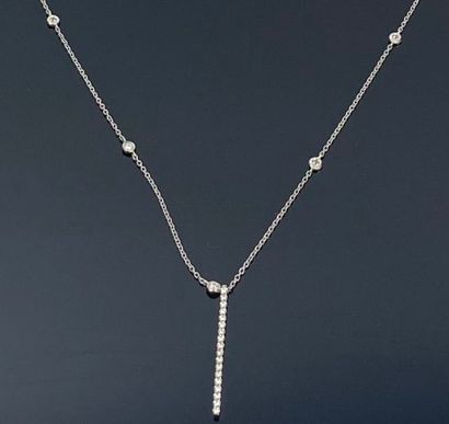 Collier en or blanc et diamants formé d'une...