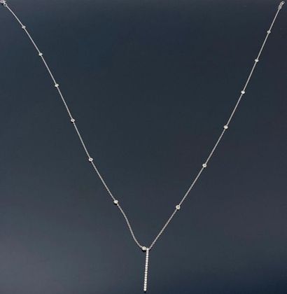 Collier en or blanc et diamants formé d'une...