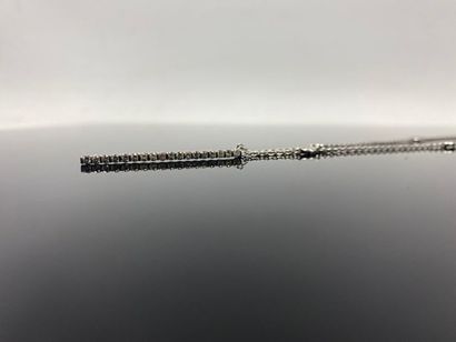 Collier en or blanc et diamants formé d'une...