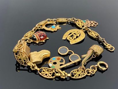 Bracelet à breloques en or jaune.

L_19 cm....
