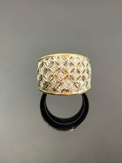 Bague en or jaune et or blanc ajourée sertie...