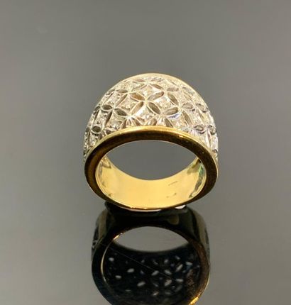 Bague en or jaune et or blanc ajourée sertie...