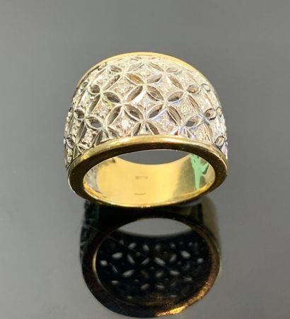 Bague en or jaune et or blanc ajourée sertie...