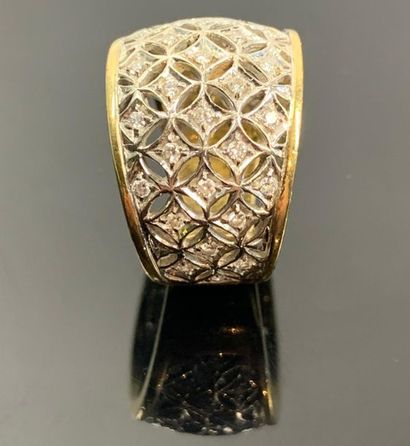 Bague en or jaune et or blanc ajourée sertie...
