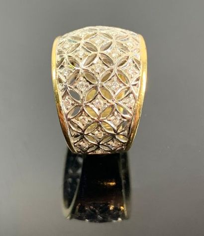 Bague en or jaune et or blanc ajourée sertie...