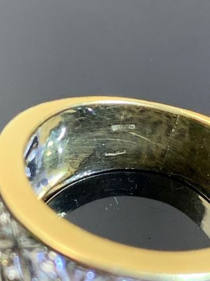 Bague en or jaune et or blanc ajourée sertie...