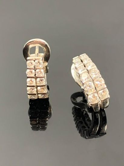 Paire de clips d'oreilles en or blanc et...