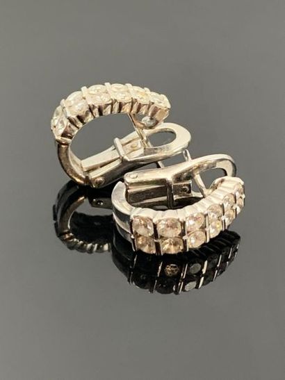 Paire de clips d'oreilles en or blanc et...