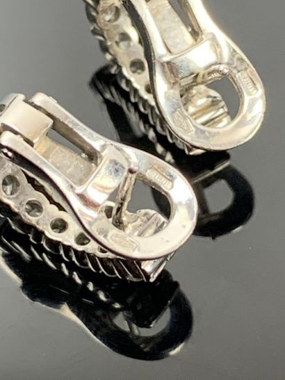 Paire de clips d'oreilles en or blanc et...