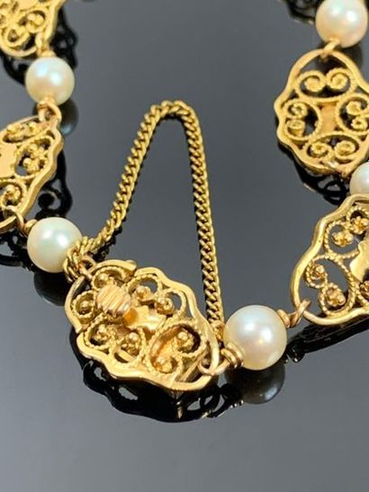 Bracelet en or jaune et perles.

L_18 cm...