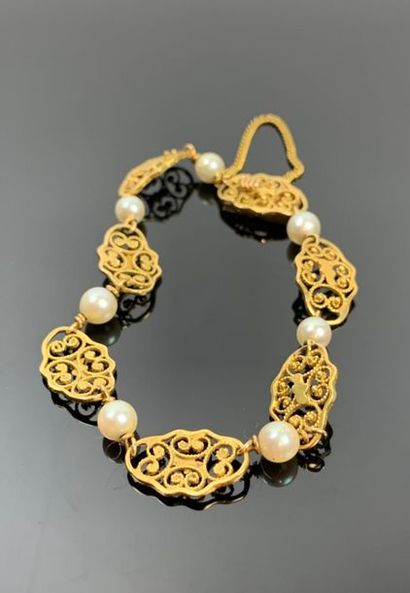 Bracelet en or jaune et perles.

L_18 cm...
