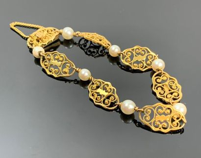 Bracelet en or jaune et perles.

L_18 cm...