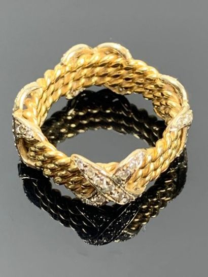 Bague anneau en or jaune simulant trois cordages...